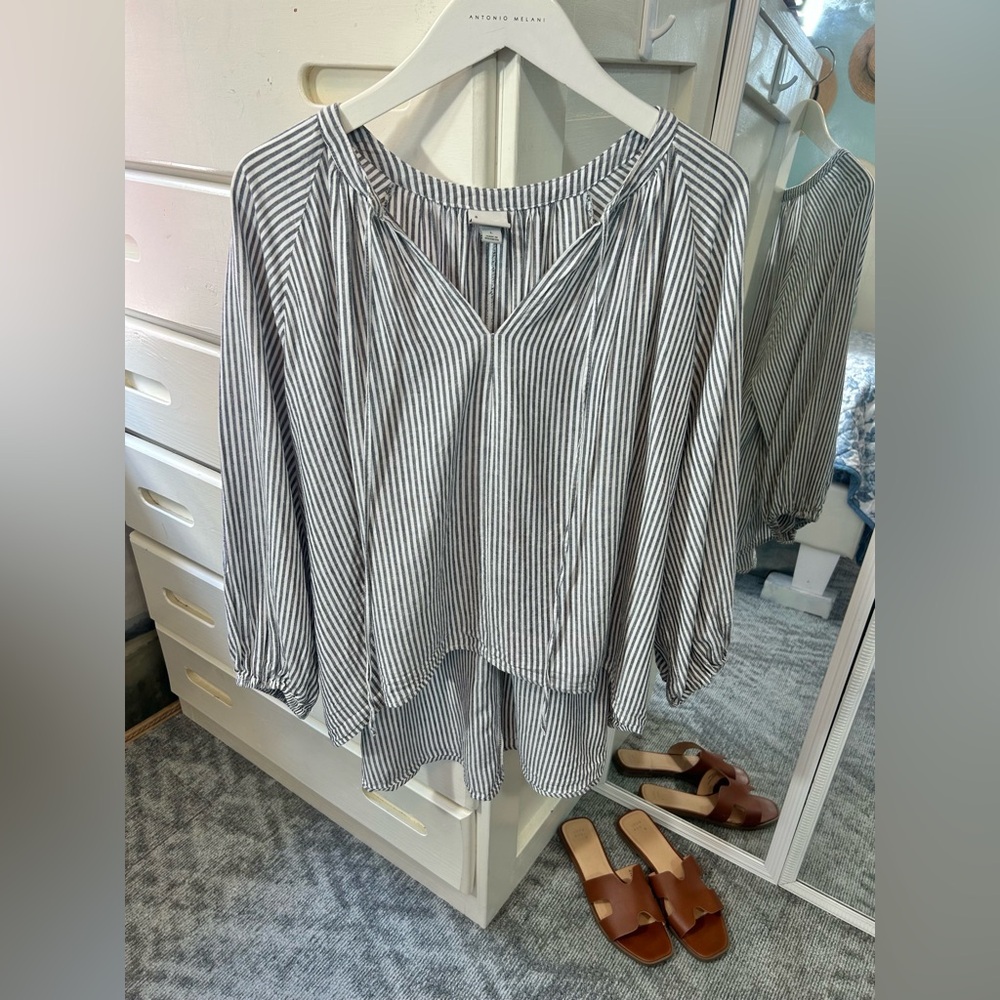 a new day pinstripe gray and white v-neck tunic peasant linen summer top blouse✨